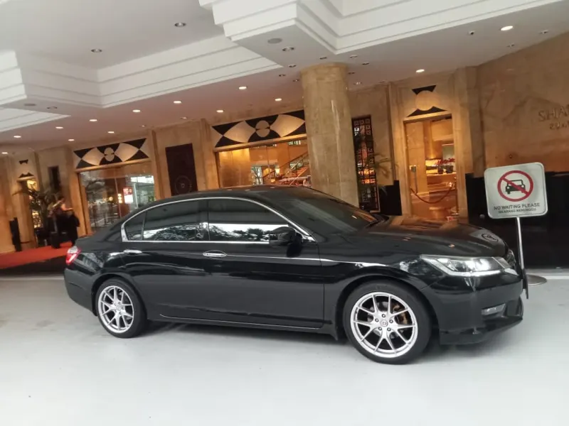 Black Honda Accord at luxury hotel entrance for executive transfer