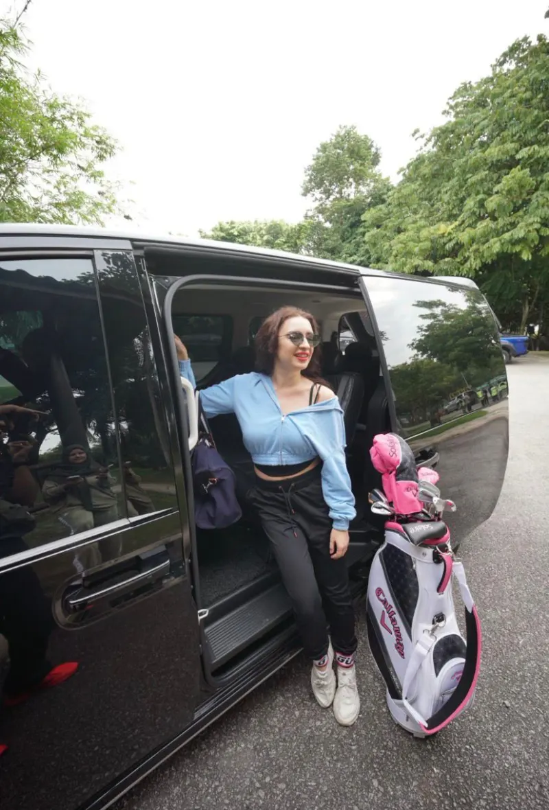 Client arriving at golf course with Callaway bag and Alphard transport